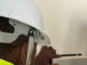 Bayan koyar da aikin hada Solar a aji harda koyar da Daliban yadda ake hada solar a aikace