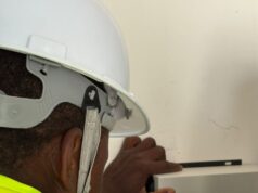 Bayan koyar da aikin hada Solar a aji harda koyar da Daliban yadda ake hada solar a aikace