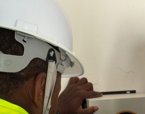 Bayan koyar da aikin hada Solar a aji harda koyar da Daliban yadda ake hada solar a aikace